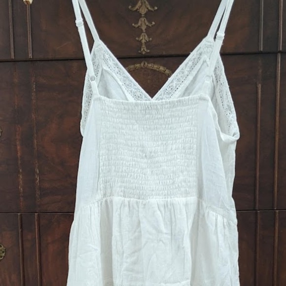 SOLD -- NWOT 🌸 SUBTLE LUXURY White Floral Eyelet Cotton Smocked Dress - Sm/Med - Picture 3 of 8